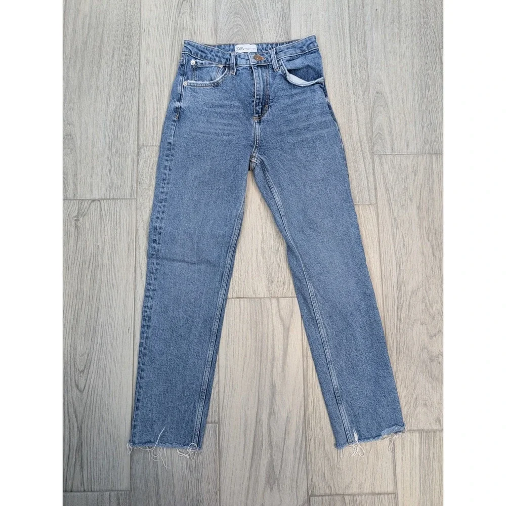 Zara Classic Mom Fit High Waist Jeans Size 4 24x25 Light Wash Fryed Hem 188‎